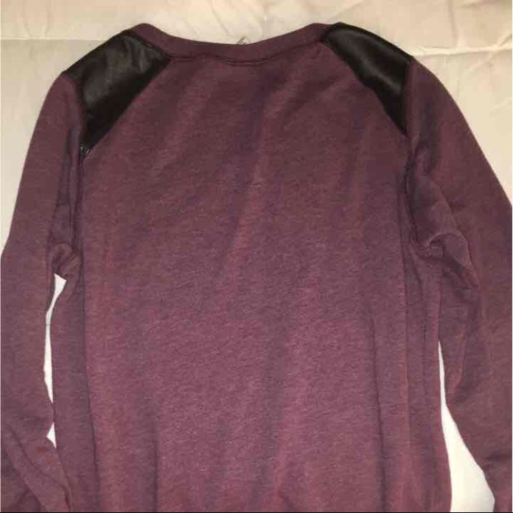 Small PINK Victoria Secret Sweater. - Picture 4 of 4